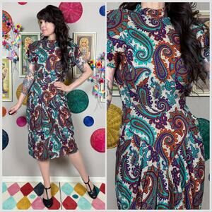 Vintage 1980s Paisley Print Short Sleeve Back Button Dress